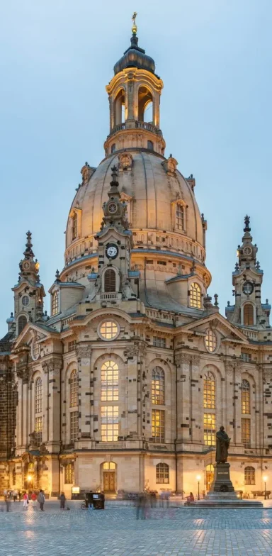 Die Frauenkirche in Dresden, prachtvoll erleuchtet bei Dämmerung. Die Frauenkirche in Dresden, prachtvoll erleuchtet bei Dämmerung.